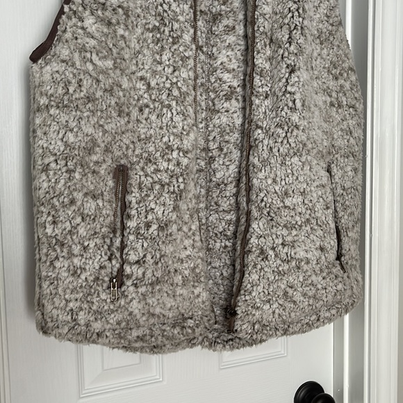 Boutique Sherpa Vest - Picture 3 of 3